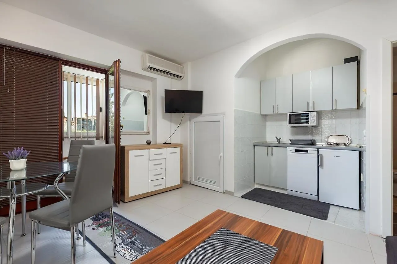 Apartments Smaila Pula 3*,