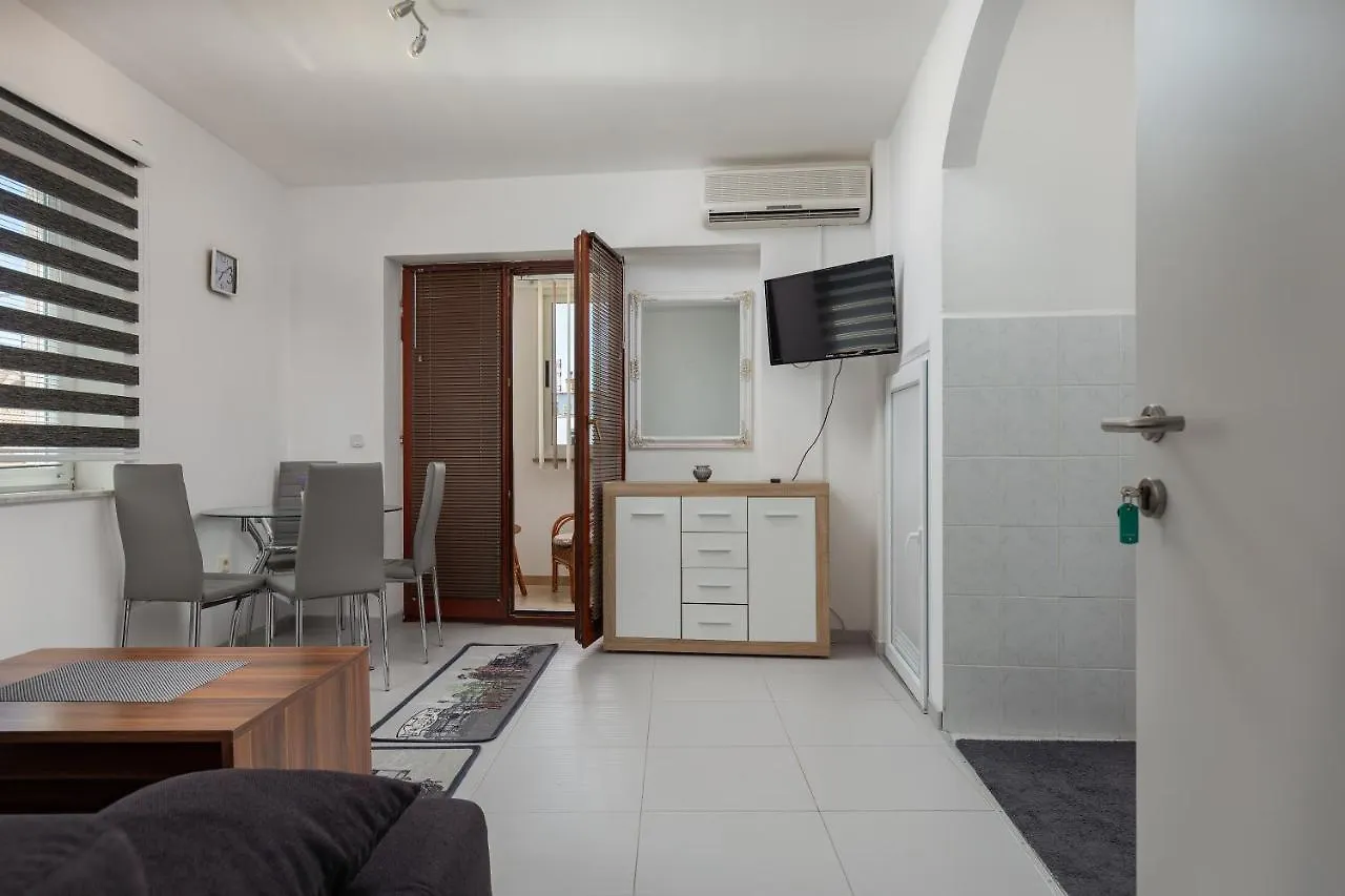 Apartments Smaila Pula Guest house