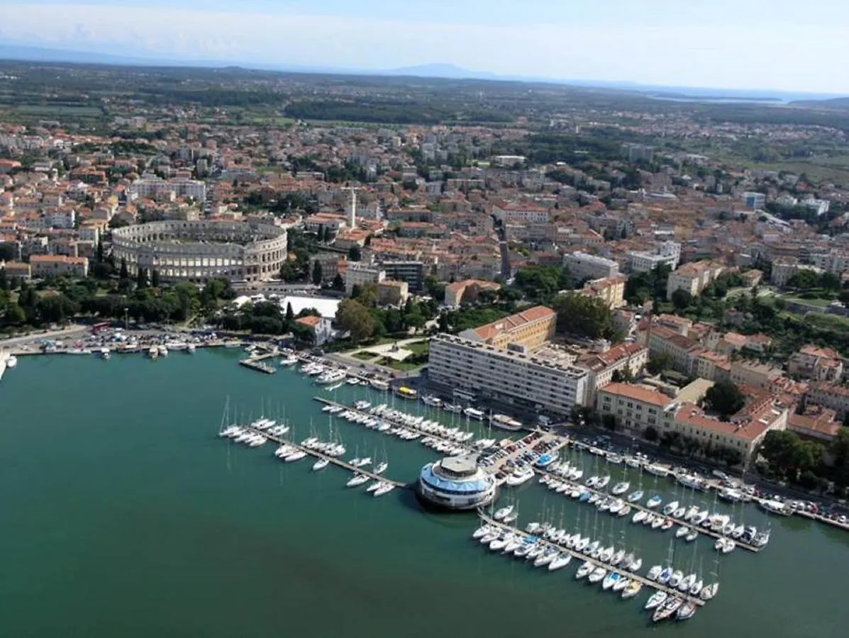 Apartments Smaila Pula 3*,