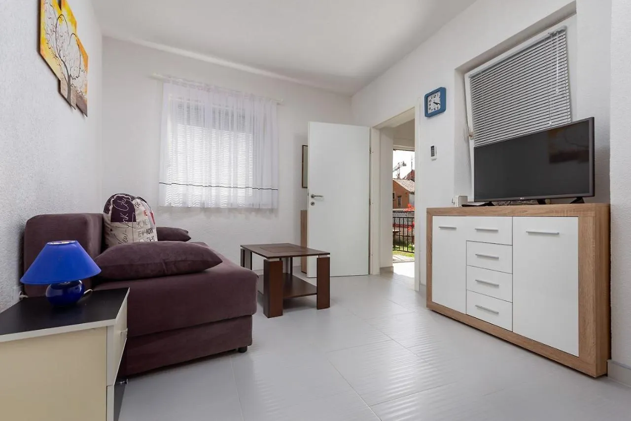 Apartments Smaila Pula Guest house